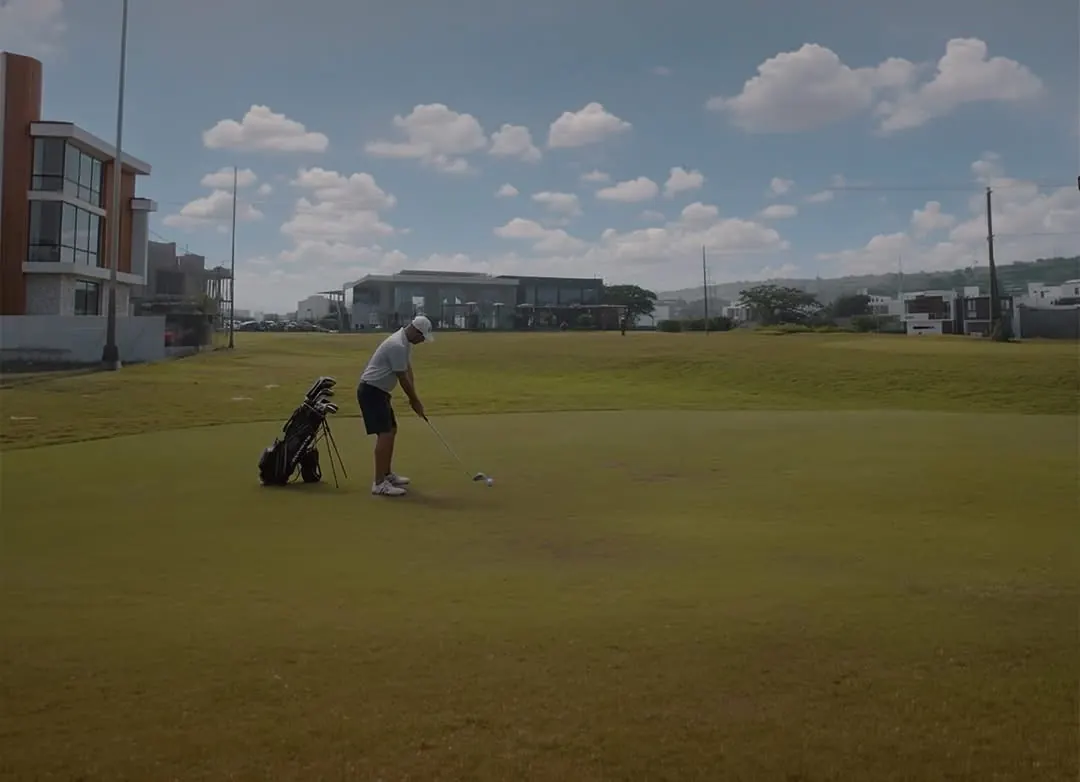 Range de golf con el Club House al fondo